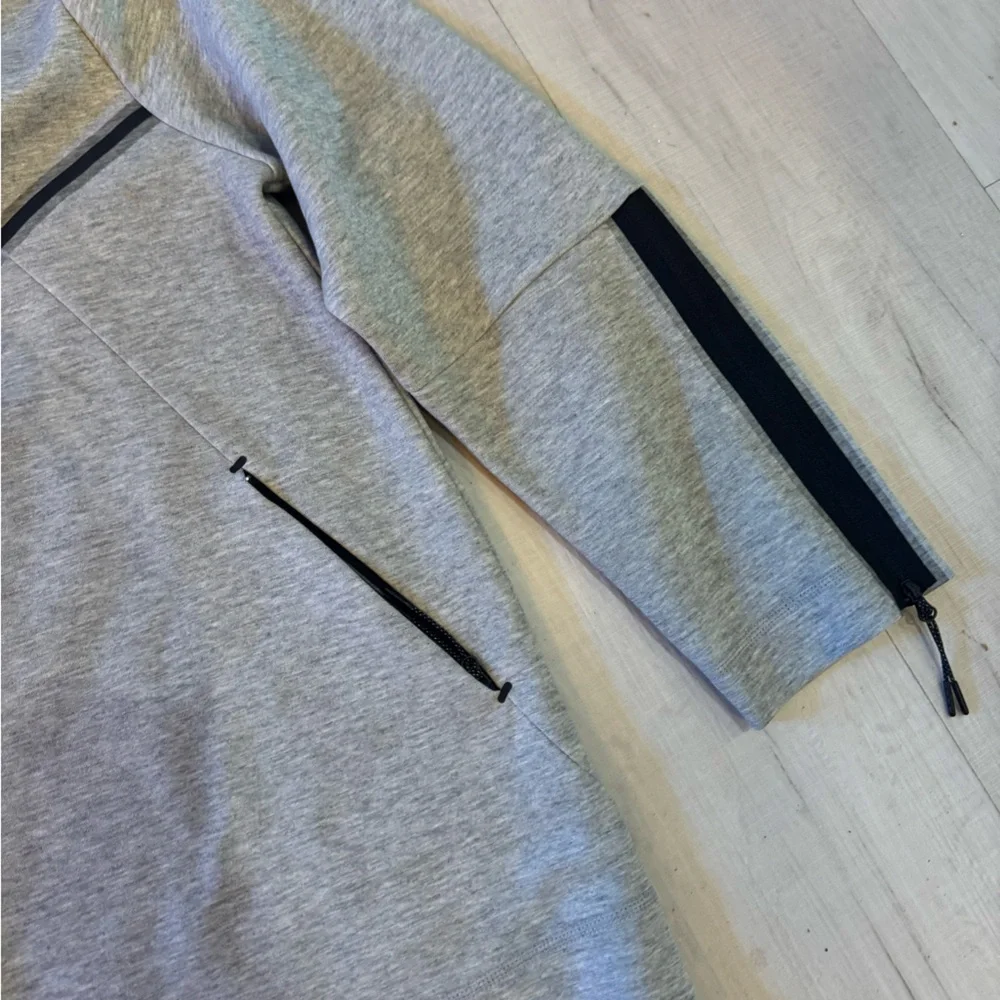 NWT Women's Nike Sportswear Tech Fleece Full Zip Jacket‎ Gray